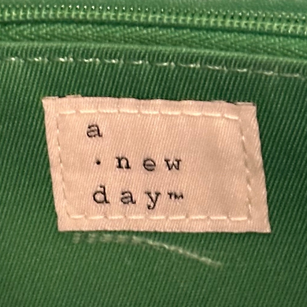 A New Day Green Croc Embossed Wallet Double Zip Accordion Gold Hardware Wristlet - Picture 6 of 15